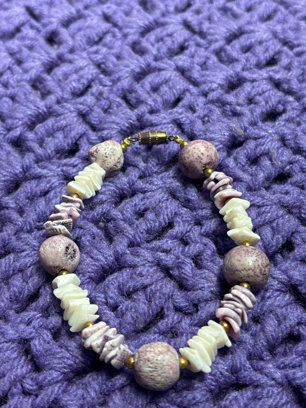 Vintage Artisan Shell Beaded Bracelet White Purple 6.75 inches Long Barrel Clasp